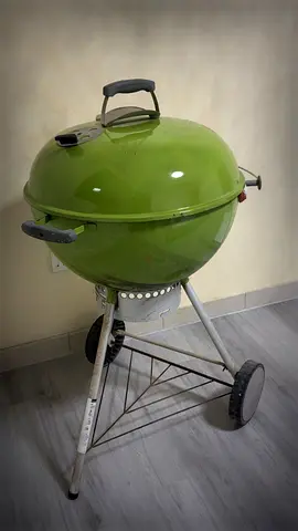 Weber Charcoal BBQ Grill on Wheels - Good Condition