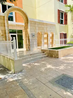1 BHK Top Floor on Street 4 near to Metro Station Direct From Landlord!