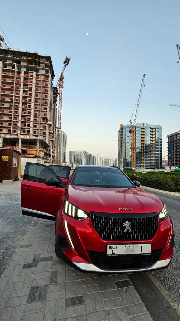 Peugeot e-2008 2023 — photo 1 of 17