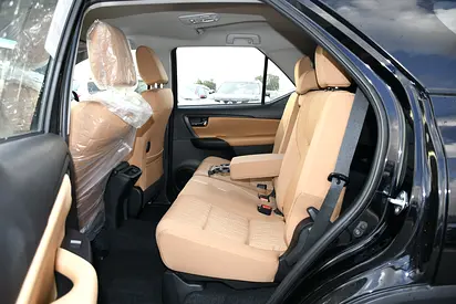 صورة 9 لـ 2026 Toyota FORTUNER