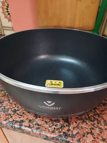 Non-stick Wok like steamer and making rice and other stuff/ big pot for cooking