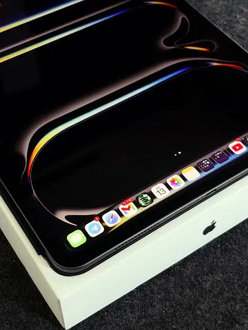 iPad Pro 13” M5 Wi-Fi 256GB + Apple Smart Folio (Black)