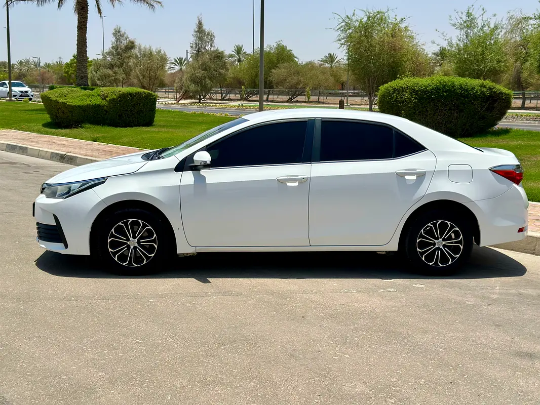Toyota Corolla 2019 — photo 1 of 18