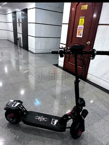 Dual-motor Electric Scooter — Good Condition, Ready to Ride comes with charger , horn not working