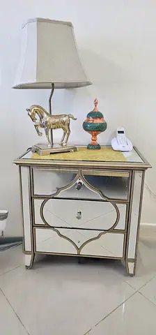 Antique-style Mirrored Bedside Table with Decorative Lamp
