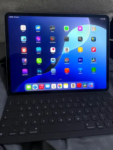 Apple iPad Pro 12.9 5th Gen 256 GB with Apple Keyboard Wifi + Cellular (Sim)– Good Condition