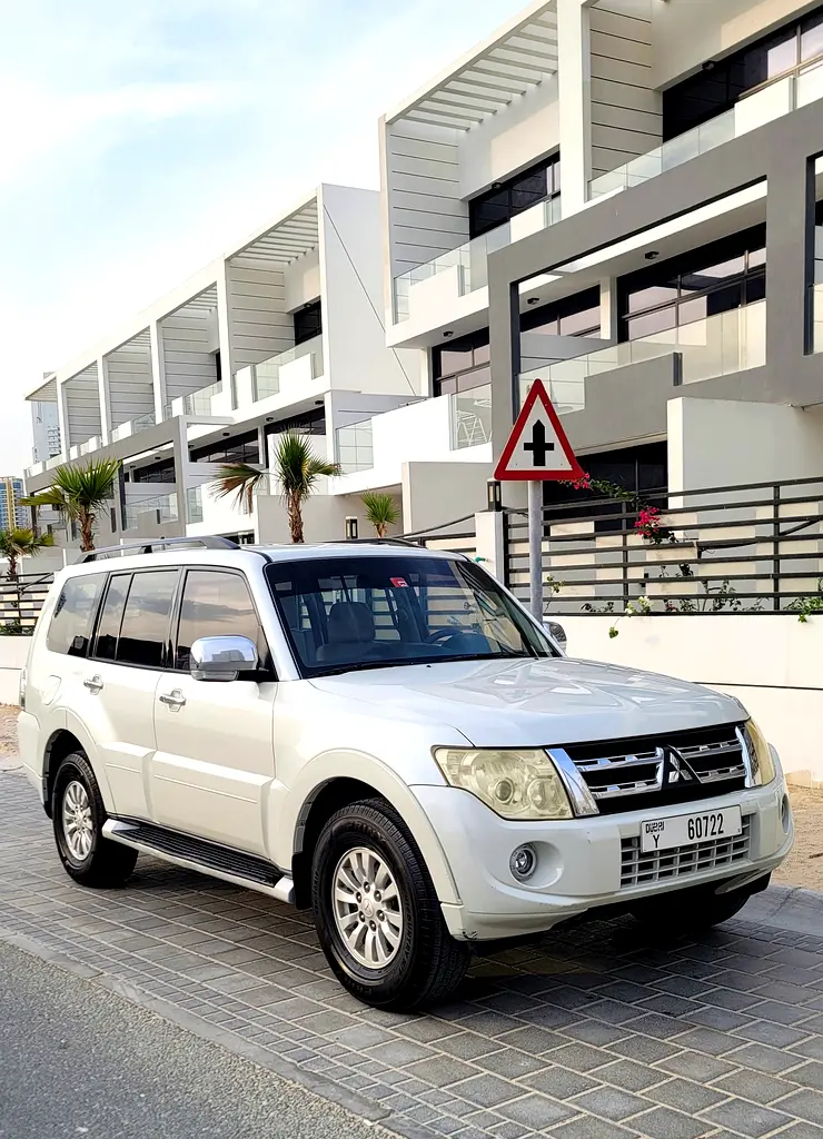 Mitsubishi Pajero 2012 — photo 1 of 6