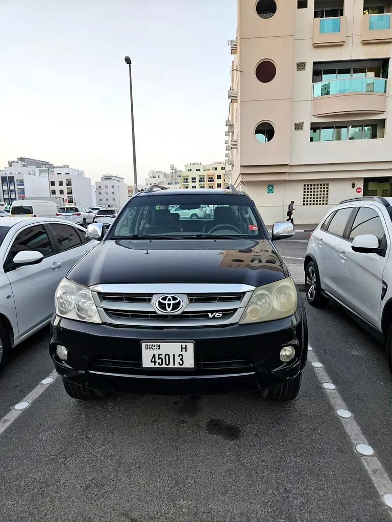 Toyota Fortuner 2008 — photo 1 of 5