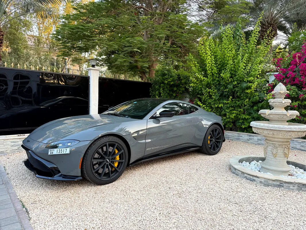 Aston Martin Vantage 2023 — photo 1 of 13