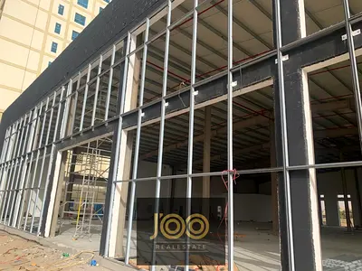 شوروم استثنائي بمساحة 21 ألف قدم على شارع الاتحاد الرئيسي في أم القيوين مع كهرباء عالية وموقع تجاري واعد