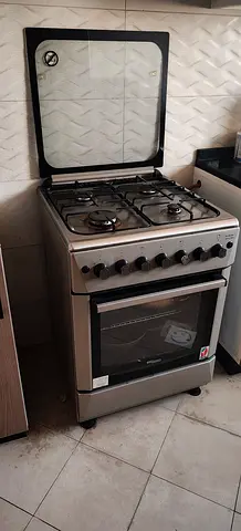 4-burner freestanding gas stove with oven - good working condition