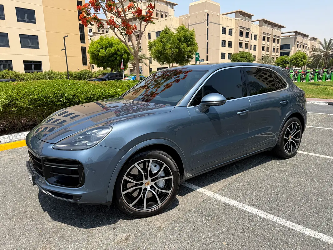Porsche Cayenne 2019 — photo 1 of 14