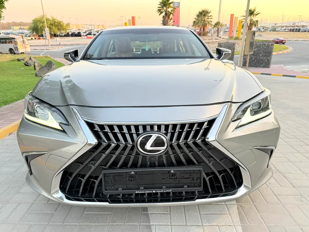 Lexus ES-Series 2022 — photo 1 of 19