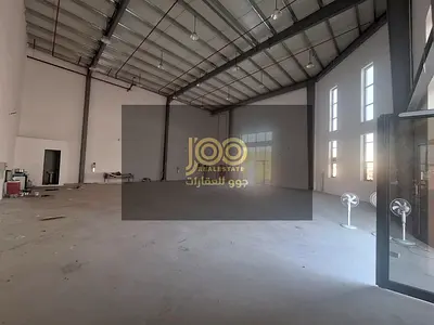 موقع مميز  على شارع رئيسي مع مساحة واسعة وتجهيزات مناسبة