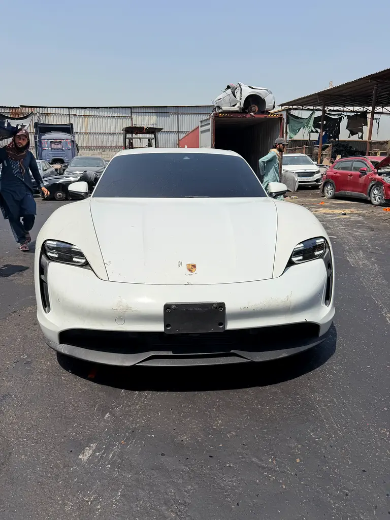 Porsche Taycan 2024 — photo 1 of 14