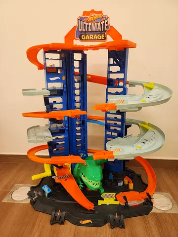 Hot Wheels Ultimate Garage playset - multi-level track with ramps