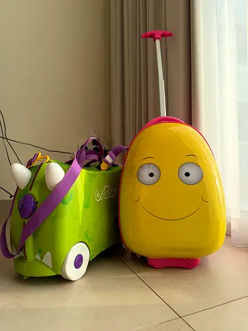 Set of 2 Childrens Ride-On Suitcase  Ride-On Toy - Good Condition/  trunki