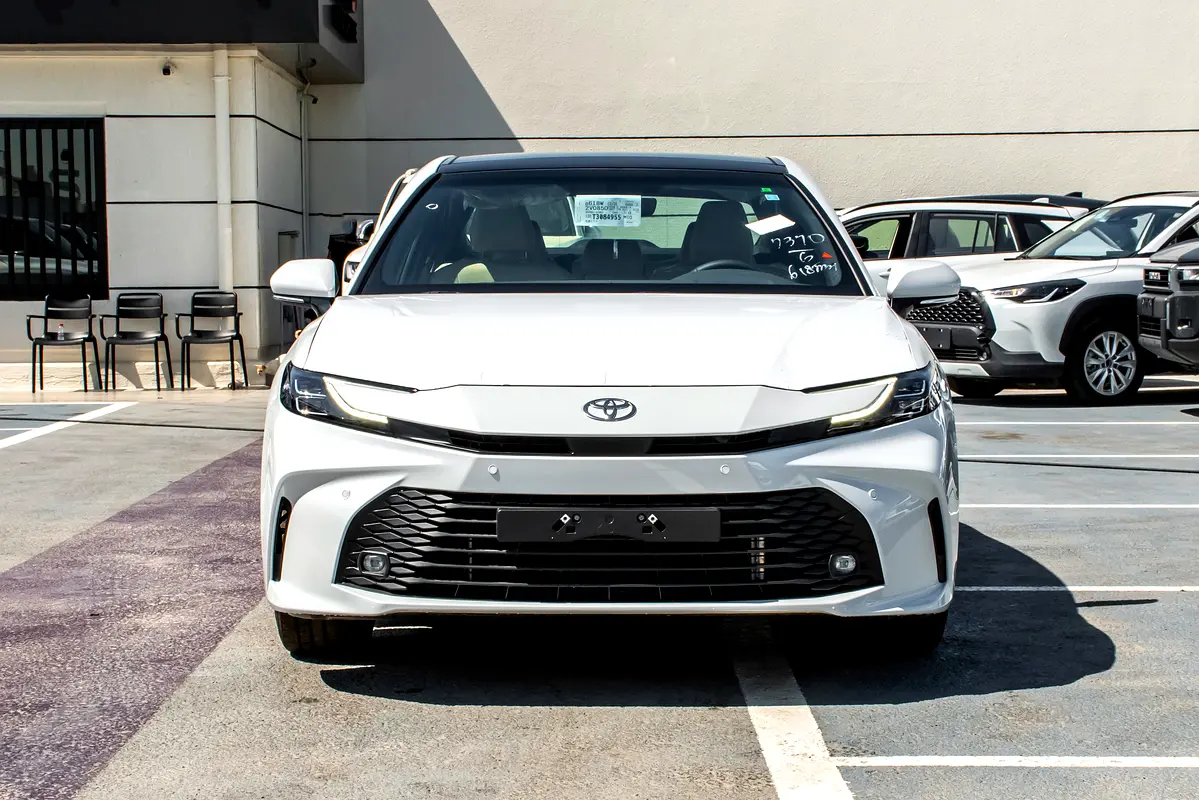 Toyota Camry 2026 — photo 1 of 17