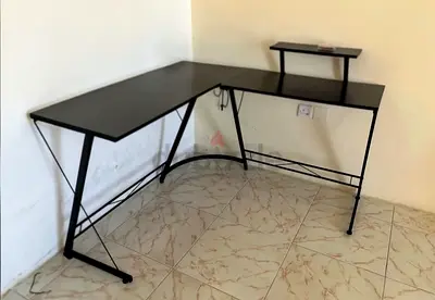 Stylish and functional corner desk - black