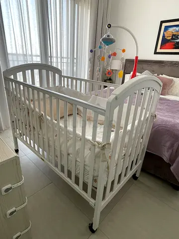 White Wooden Baby Crib with Mobile - Mattress and Beddings free! - Good Condition