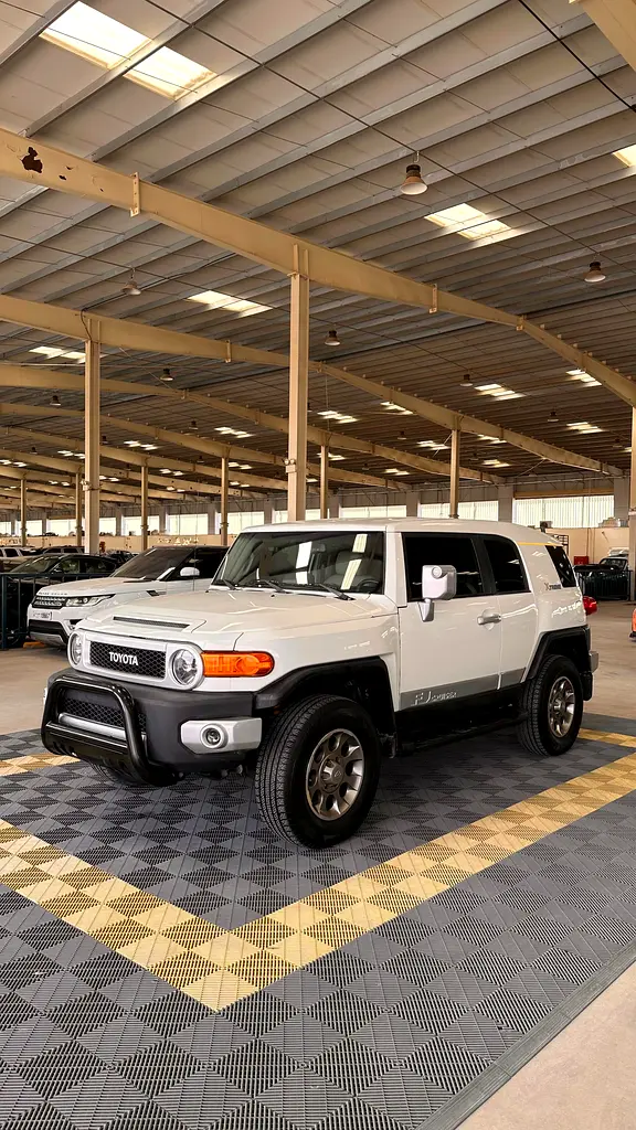 Toyota FJ Cruiser 2011 — photo 1 of 11
