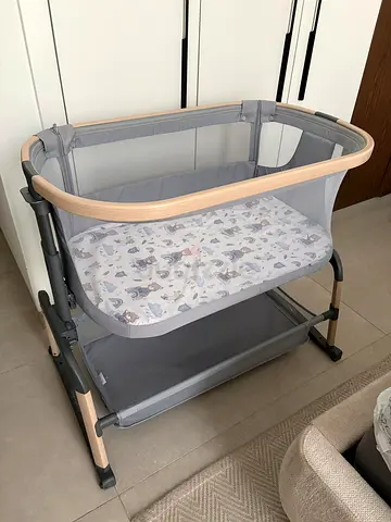 Maxi-cosi Iora Air bedside bassinet in good condition (very limited use)
