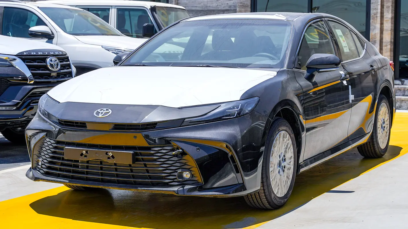 Toyota Camry 2026 — photo 1 of 16