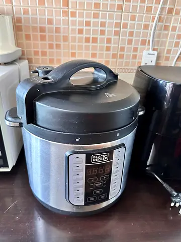 Black  Decker 1000W 6L Electric Pressure Cooker