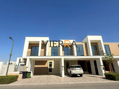 Spacious 4-Bedroom Corner Townhouse | close to Amenities