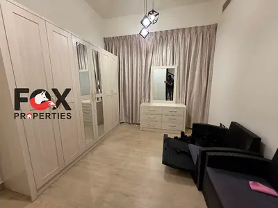 أفخم 3 غرف وصالة مفروشة للإيجار السنوي في أب تاون الزاهية، مع بلكونة وتشطيبات راقية، موقع مميز قريب من شارع الشيخ محمد بن زايد وسهولة الوصول إلى دبي و