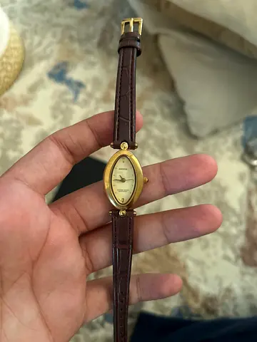 Pre-owned womens gold-toned oval wristwatch with brown leather strap
