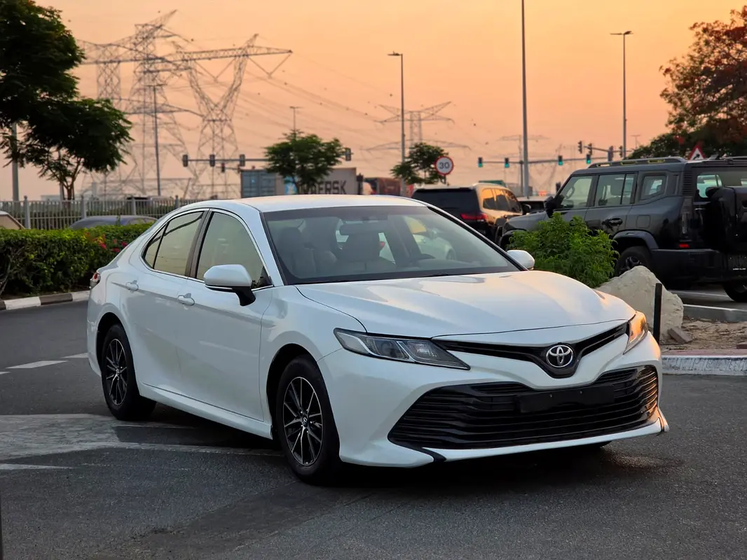 Toyota Camry 2020 — photo 1 of 16
