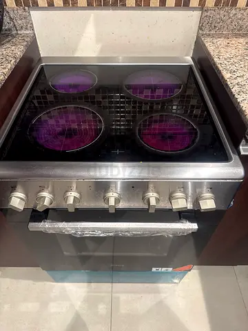 Used ceramic electric hob with oven – 4 burners, stainless knobs.. 2 years old , in good condition