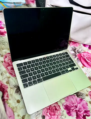 Apple MacBook Air M2 (Gold) – 16GB RAM / 256GB SSD – Perfect Condition (18 Cycle Count)