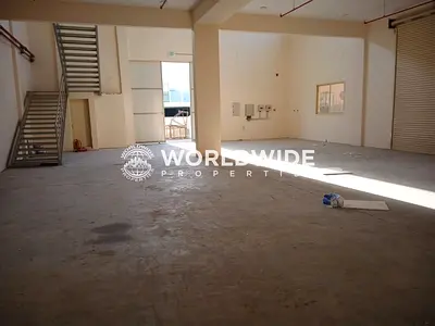 فرصة ذهبية مستودع على الطريق الرئيسي || طريق رئيسي مزدوج الطابق الأرضي، المساحة الإجمالية: 3800 قدم مربع || الإيجار بالدرهم الإماراتي 1,70,000/-
