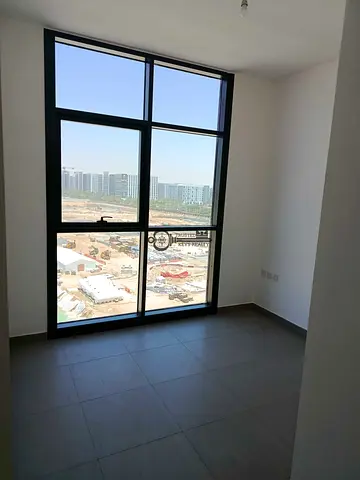 Room and lounge with 2 bathrooms, swimming pool, gym and parking
