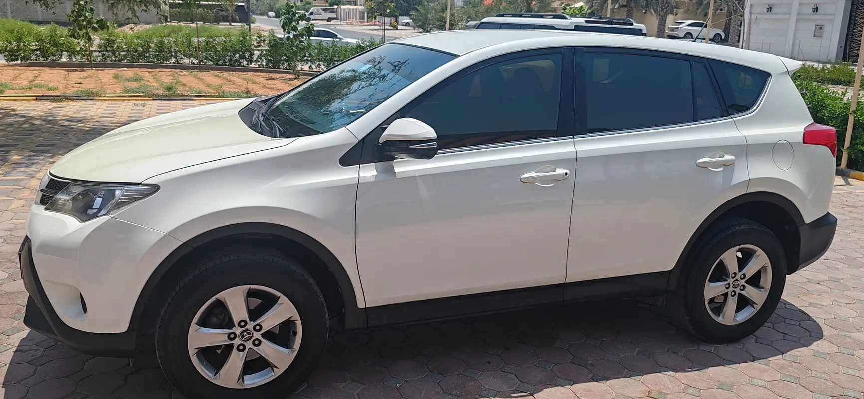 Toyota Rav 4 2015 — photo 1 of 13