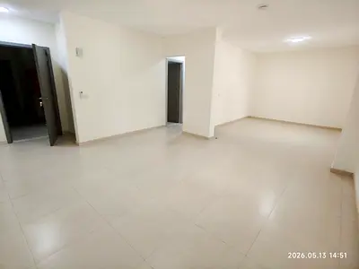 شقة غرفتين وصالة أول ساكن للإيجار السنوي في المجاز 2 على شارع الوحدة، بناية جديدة، بلكونة بإطلالة مفتوحة وتكييف سبليت  للإيجار السنوي في منطقة المجاز