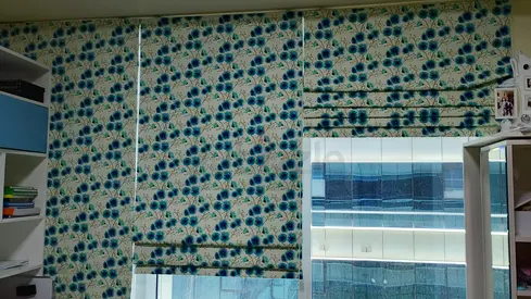 Pair of floral patterned Roman blinds - good condition