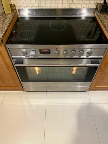 Hisense 90x60cm 5 zone electric cooking range