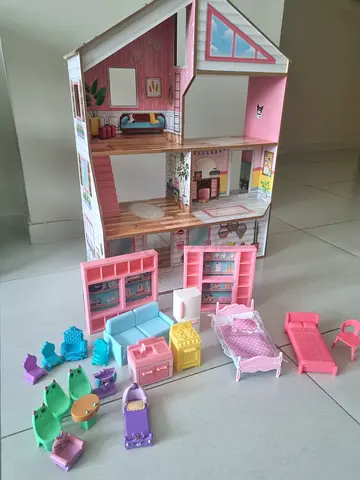 URGENT SELL! Doll house with all accessories and free toys