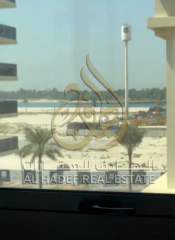 للإيجار السنوي في جزيرة مريم بالشارقة، شقة فاخرة أول ساكن ب. تتكون الشقة من 3 غرف نوم وصالة واسعة مع غرفة غسيل مستقلة، وتتميز بتصميم عصري وتشطيبات راق