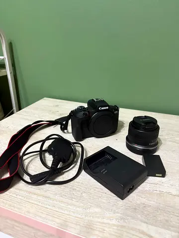 كاميرا كانون R100 EOS Canon شبه جديدة للبيع (مع كامل الملحقات) قابل للتفاوض.