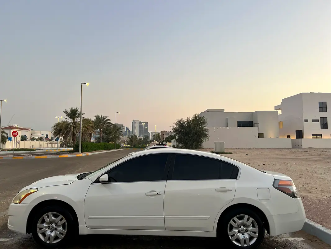 Nissan Altima 2012 — photo 1 of 9