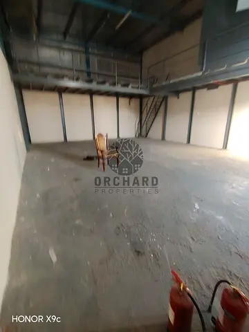 مساحة 1000 قدم مربع (أرضي وميزانين) / سعر مناسب / للتخزين فقط / الإيجار 70000 درهم / منطقة صناعية 17