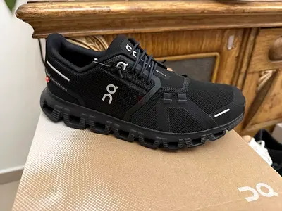 On Cloud 6 Shoes - (Black) - Excellent Condition