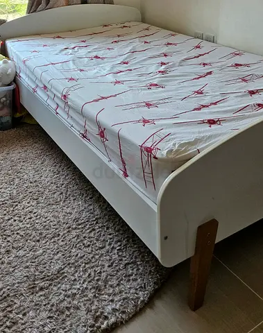 White Single Bed Frame with Wooden Legs with matress
