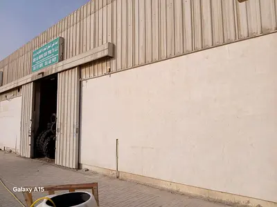 للبيع 6 مستودعات و20 غرفه سكن عمال ومحلين في الصجعه الصناعيه القديمه الشارقه