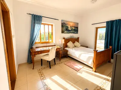 En-suite room in mirdif for girls