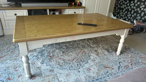 Classical Wooden Coffee Table with White Legs